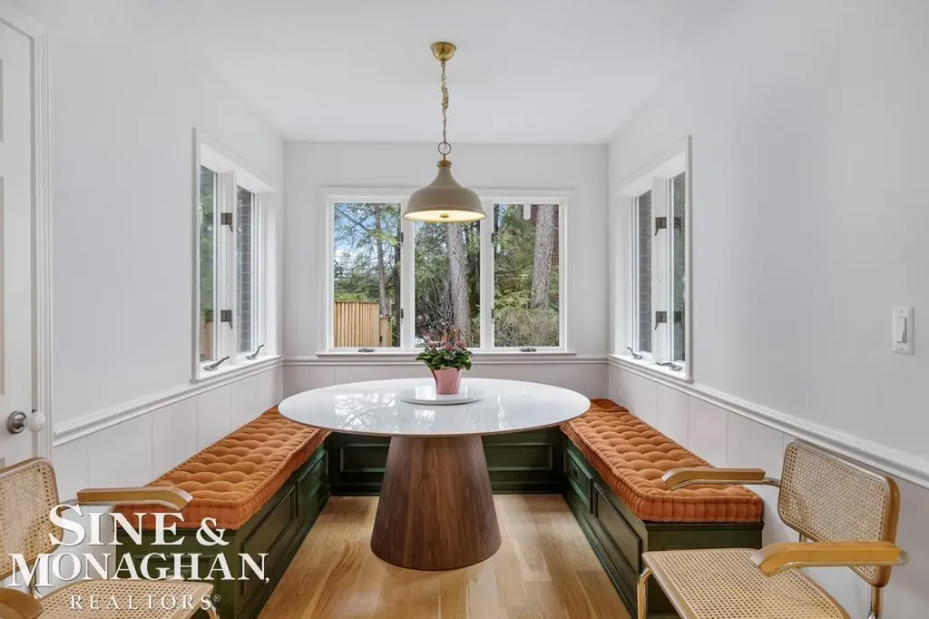 565 Lochmoor Boulevard Grosse Pointe Woods City MI 48236