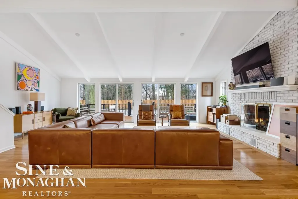 565 Lochmoor Boulevard Grosse Pointe Woods City MI 48236