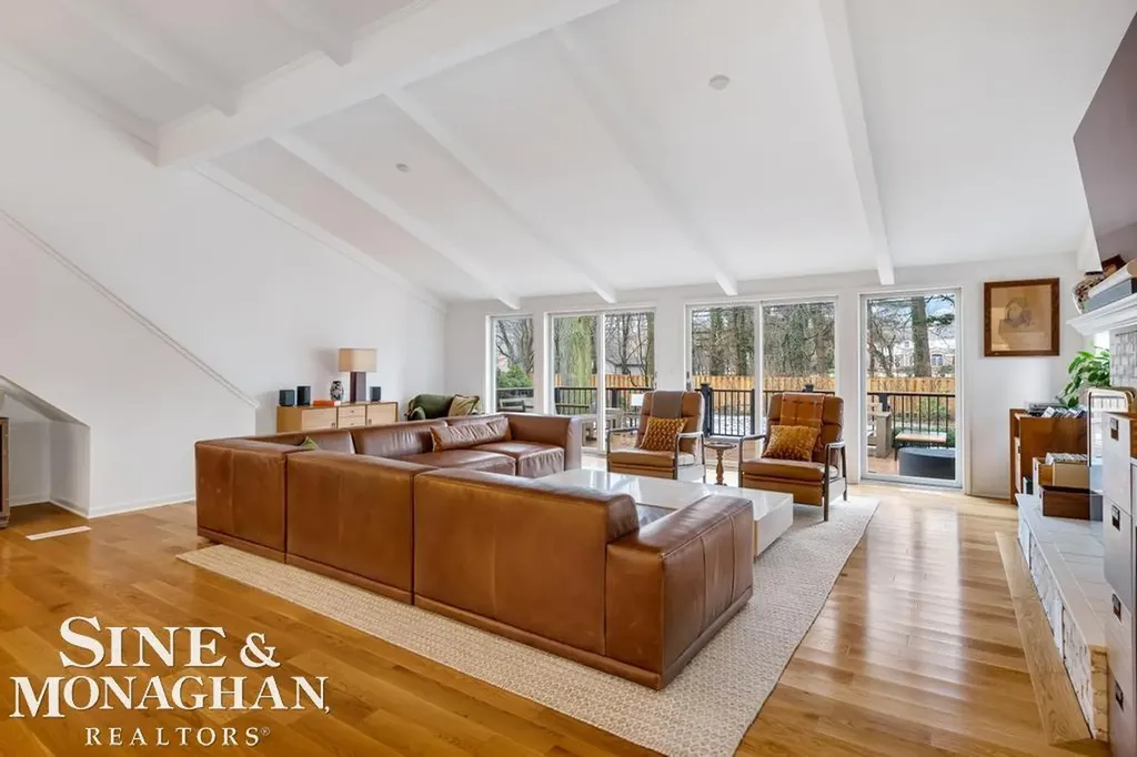 565 Lochmoor Boulevard Grosse Pointe Woods City MI 48236