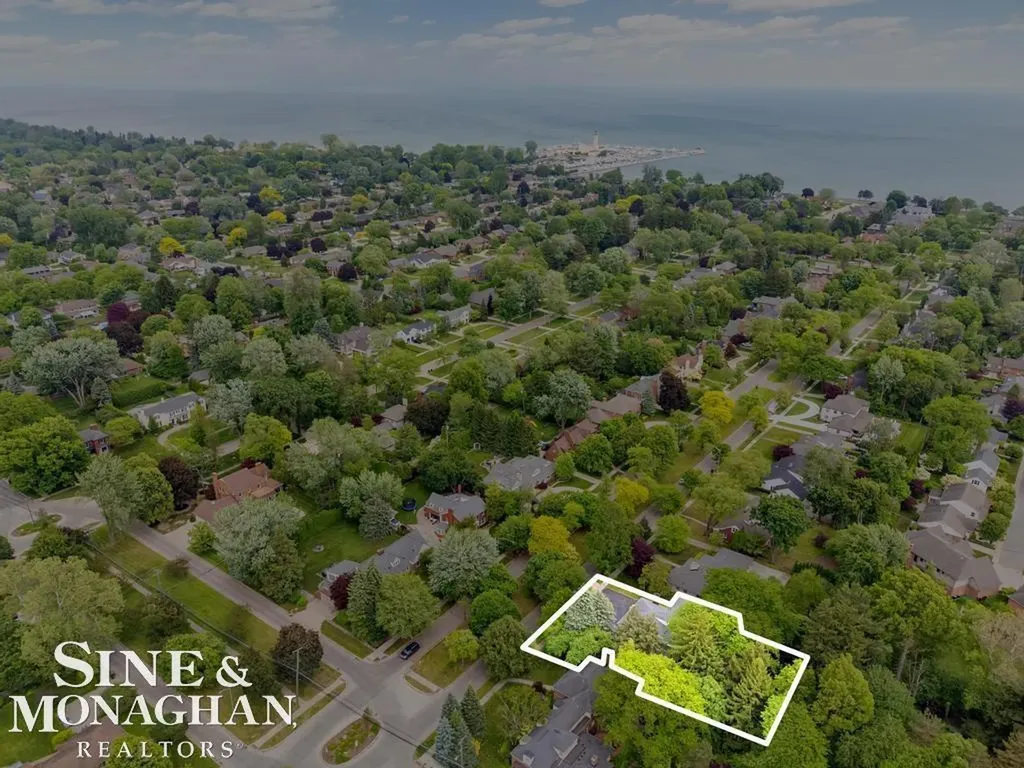 565 Lochmoor Boulevard Grosse Pointe Woods City MI 48236