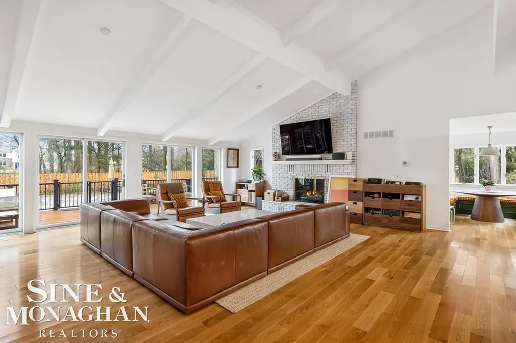 565 Lochmoor Boulevard Grosse Pointe Woods City MI 48236