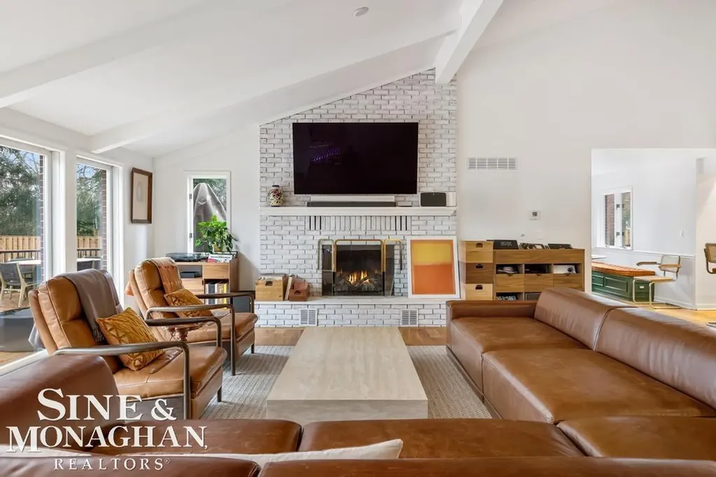 565 Lochmoor Boulevard Grosse Pointe Woods City MI 48236