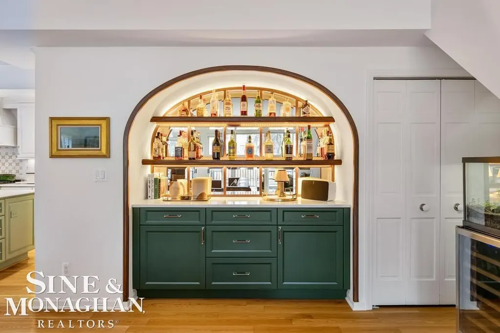 565 Lochmoor Boulevard Grosse Pointe Woods City MI 48236