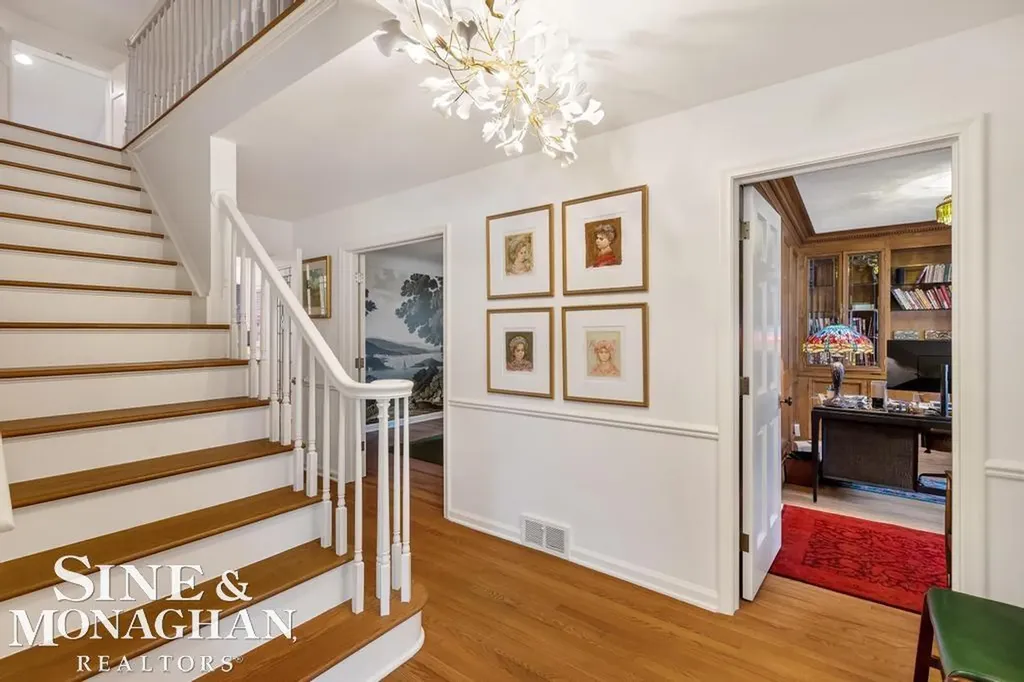 565 Lochmoor Boulevard Grosse Pointe Woods City MI 48236