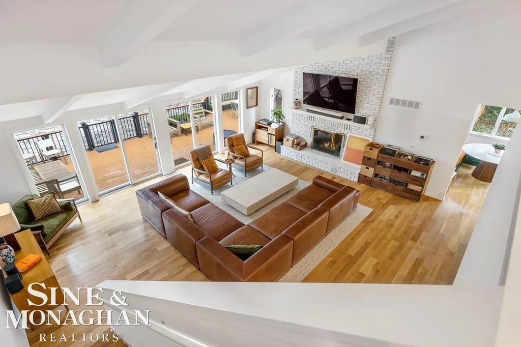565 Lochmoor Boulevard Grosse Pointe Woods City MI 48236