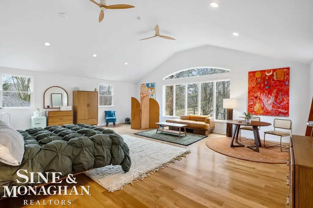 565 Lochmoor Boulevard Grosse Pointe Woods City MI 48236