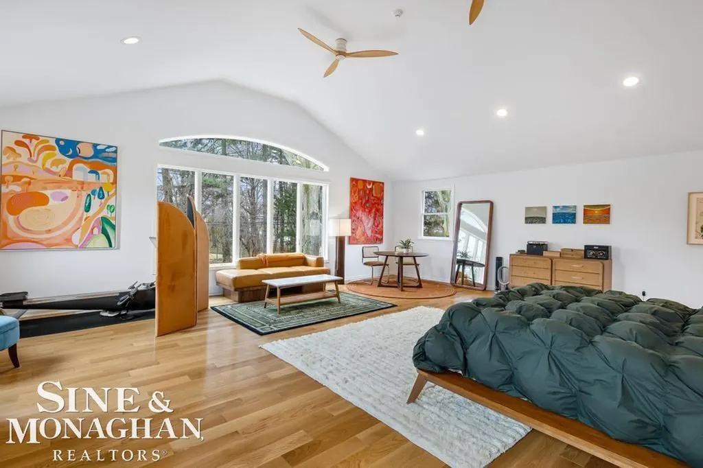 565 Lochmoor Boulevard Grosse Pointe Woods City MI 48236