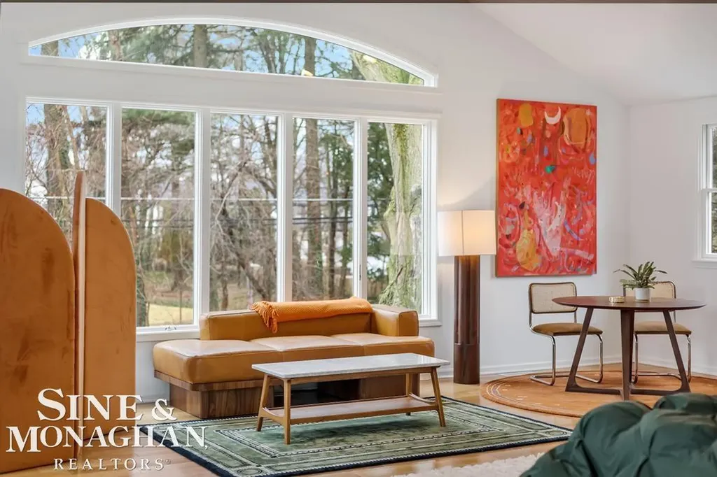 565 Lochmoor Boulevard Grosse Pointe Woods City MI 48236