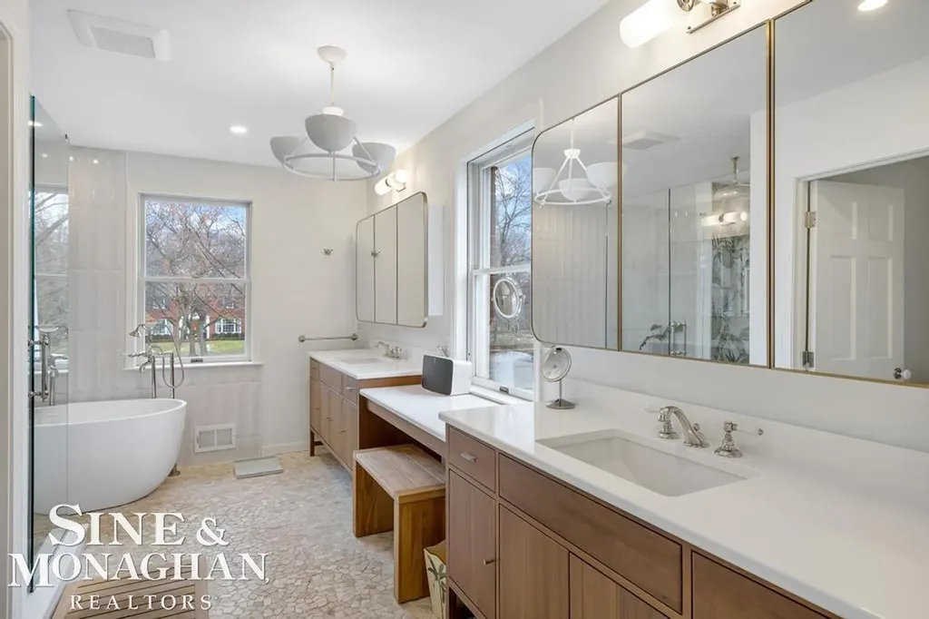 565 Lochmoor Boulevard Grosse Pointe Woods City MI 48236