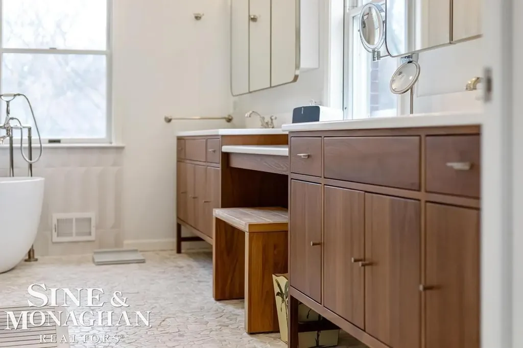 565 Lochmoor Boulevard Grosse Pointe Woods City MI 48236