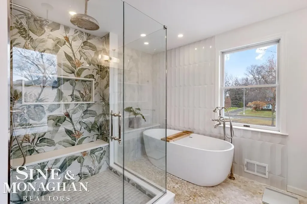 565 Lochmoor Boulevard Grosse Pointe Woods City MI 48236
