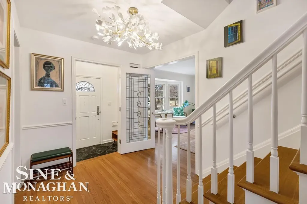 565 Lochmoor Boulevard Grosse Pointe Woods City MI 48236