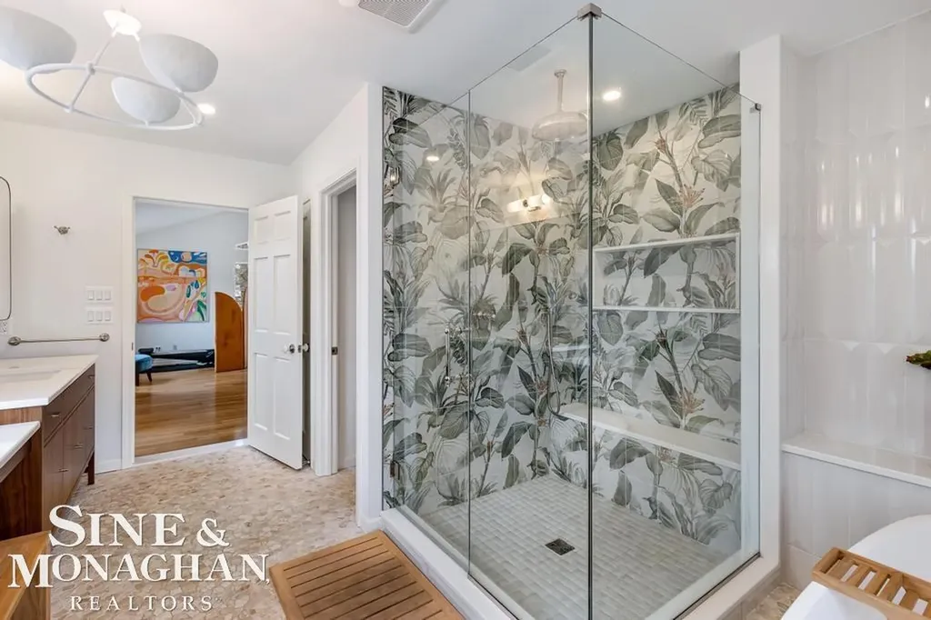 565 Lochmoor Boulevard Grosse Pointe Woods City MI 48236