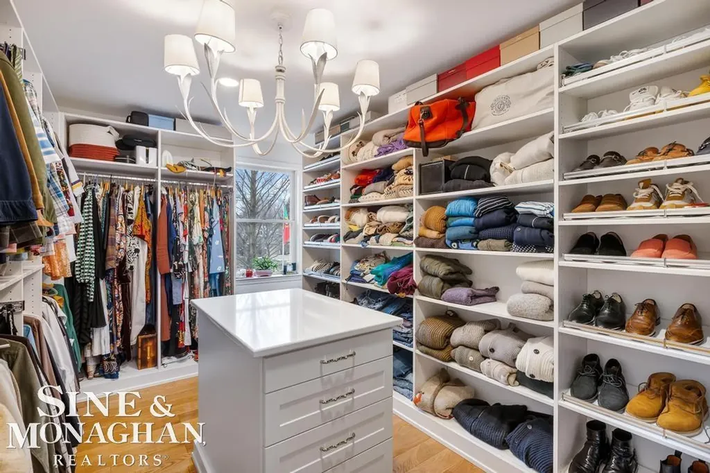 565 Lochmoor Boulevard Grosse Pointe Woods City MI 48236