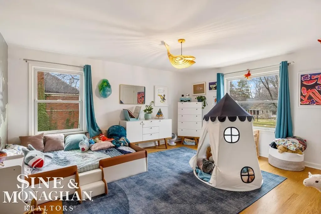 565 Lochmoor Boulevard Grosse Pointe Woods City MI 48236