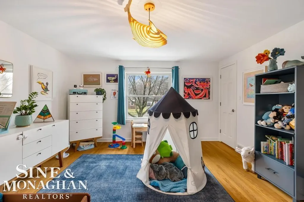 565 Lochmoor Boulevard Grosse Pointe Woods City MI 48236
