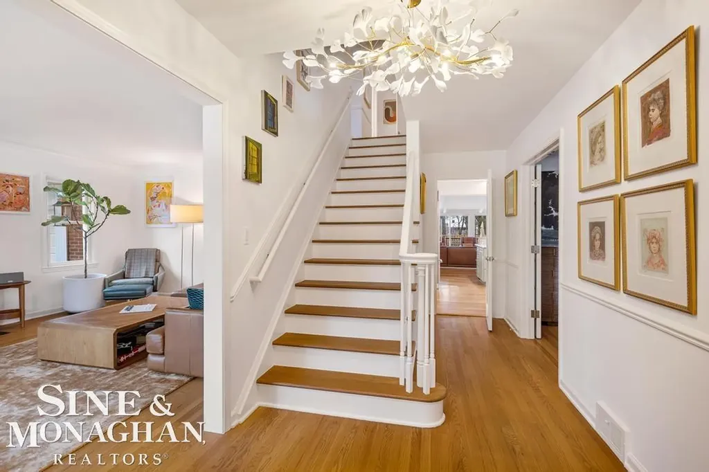 565 Lochmoor Boulevard Grosse Pointe Woods City MI 48236