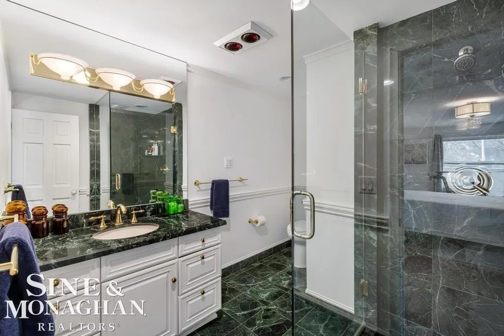 565 Lochmoor Boulevard Grosse Pointe Woods City MI 48236