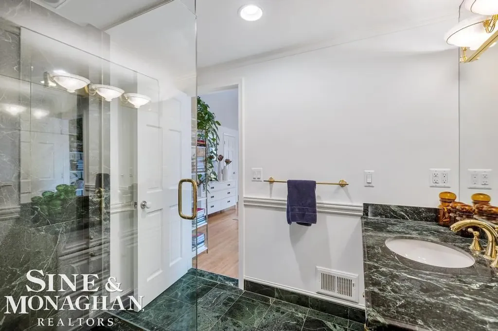 565 Lochmoor Boulevard Grosse Pointe Woods City MI 48236
