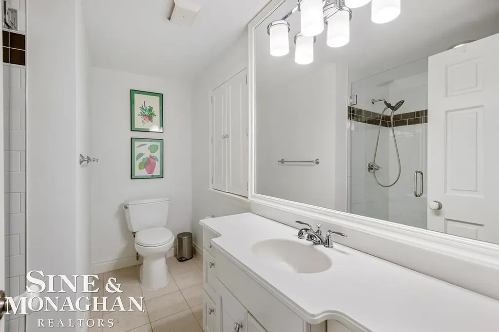 565 Lochmoor Boulevard Grosse Pointe Woods City MI 48236
