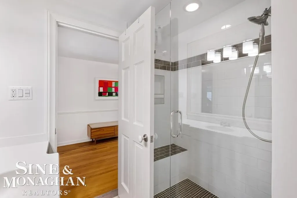 565 Lochmoor Boulevard Grosse Pointe Woods City MI 48236