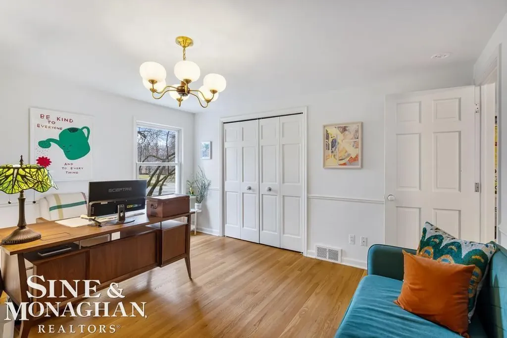 565 Lochmoor Boulevard Grosse Pointe Woods City MI 48236