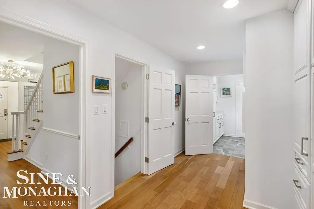 565 Lochmoor Boulevard Grosse Pointe Woods City MI 48236