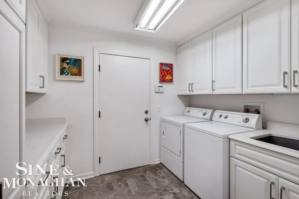 565 Lochmoor Boulevard Grosse Pointe Woods City MI 48236