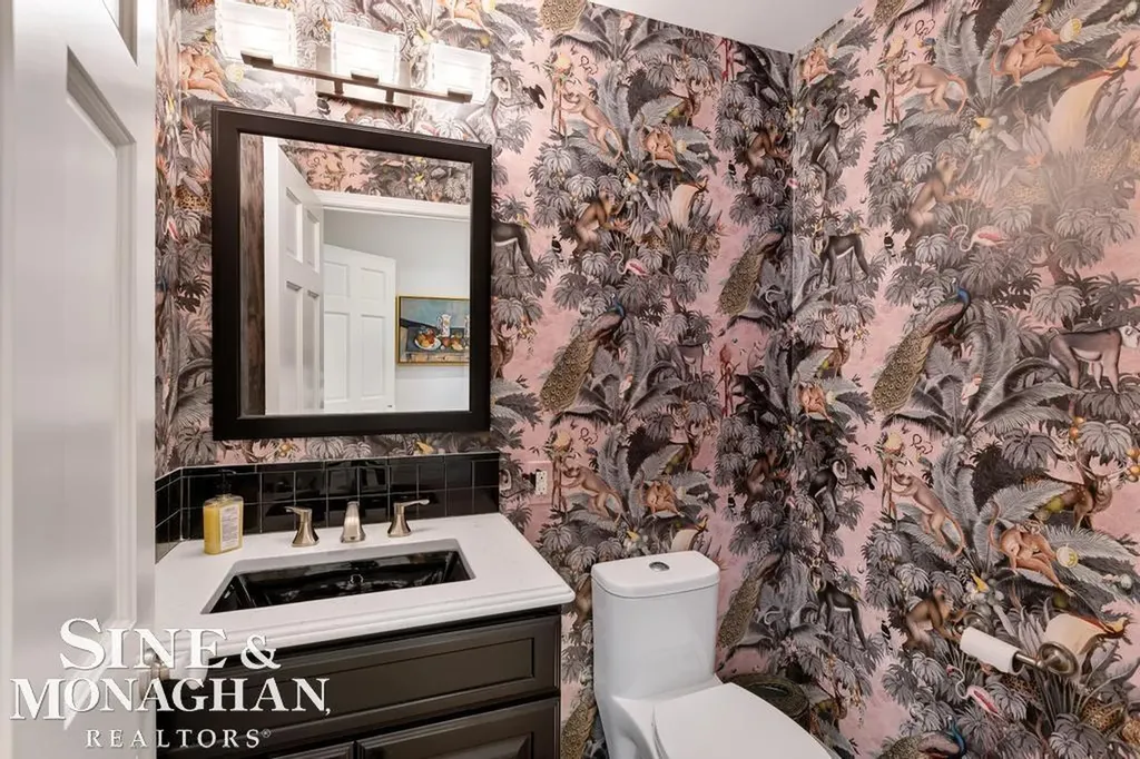 565 Lochmoor Boulevard Grosse Pointe Woods City MI 48236