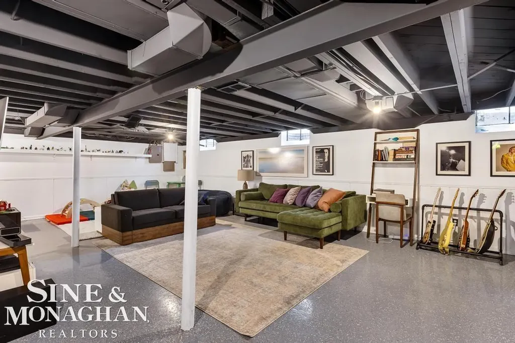 565 Lochmoor Boulevard Grosse Pointe Woods City MI 48236