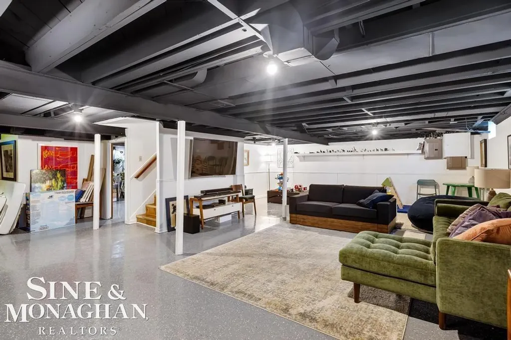 565 Lochmoor Boulevard Grosse Pointe Woods City MI 48236