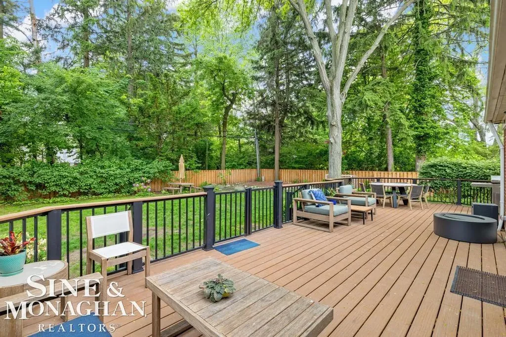 565 Lochmoor Boulevard Grosse Pointe Woods City MI 48236