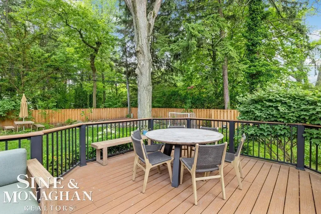 565 Lochmoor Boulevard Grosse Pointe Woods City MI 48236