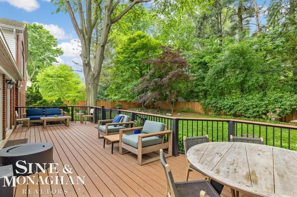 565 Lochmoor Boulevard Grosse Pointe Woods City MI 48236