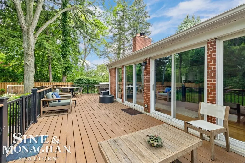 565 Lochmoor Boulevard Grosse Pointe Woods City MI 48236