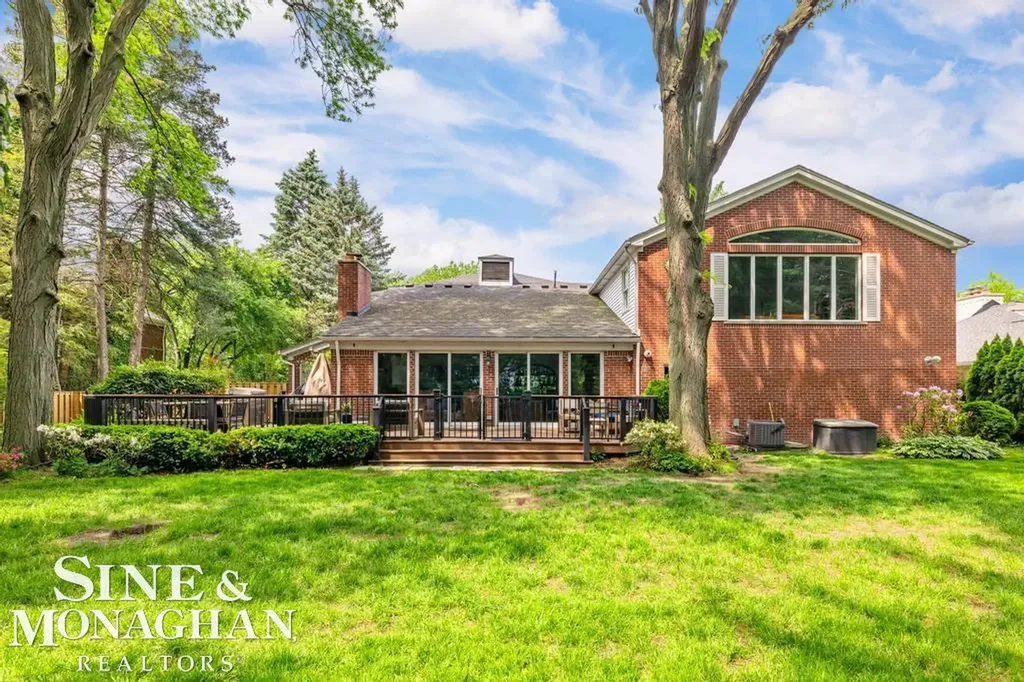 565 Lochmoor Boulevard Grosse Pointe Woods City MI 48236