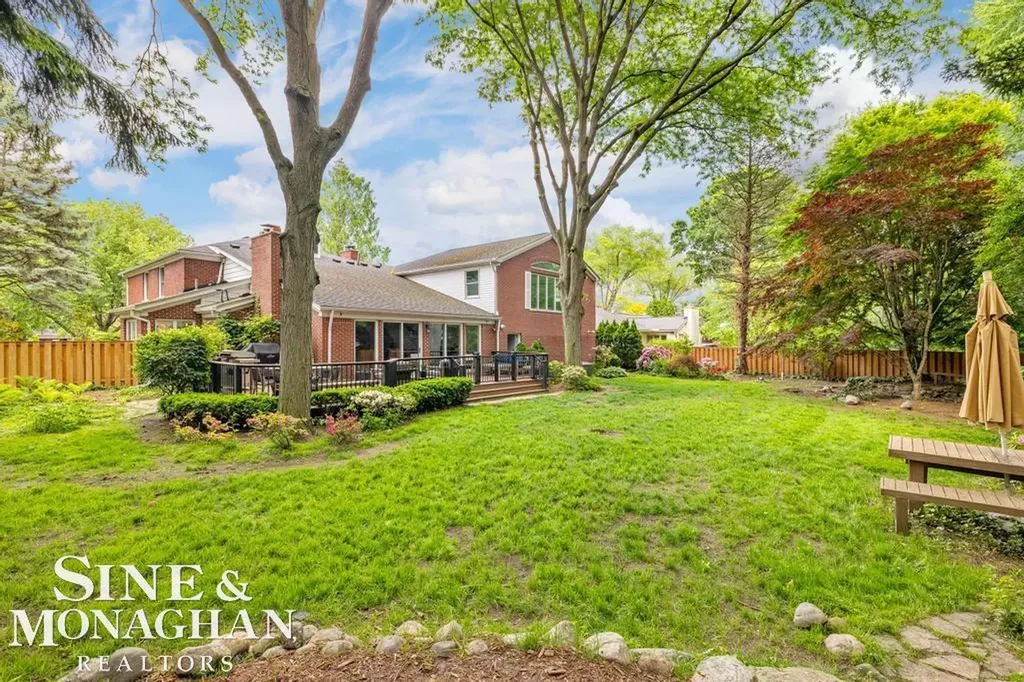 565 Lochmoor Boulevard Grosse Pointe Woods City MI 48236