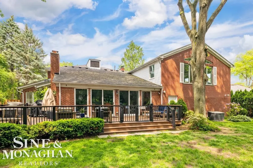 565 Lochmoor Boulevard Grosse Pointe Woods City MI 48236
