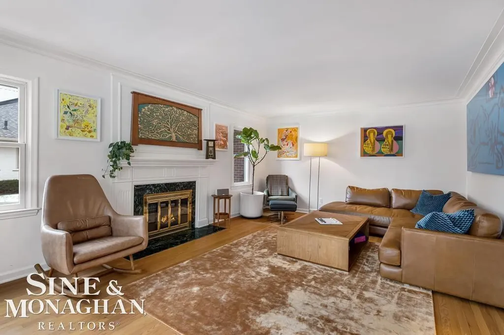 565 Lochmoor Boulevard Grosse Pointe Woods City MI 48236