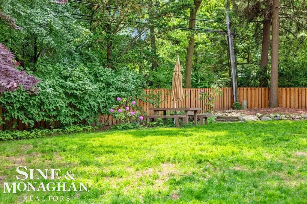 565 Lochmoor Boulevard Grosse Pointe Woods City MI 48236