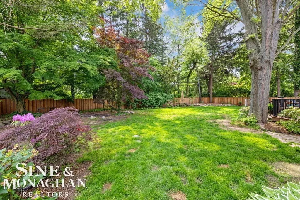 565 Lochmoor Boulevard Grosse Pointe Woods City MI 48236