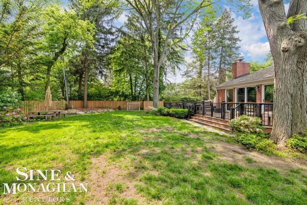 565 Lochmoor Boulevard Grosse Pointe Woods City MI 48236