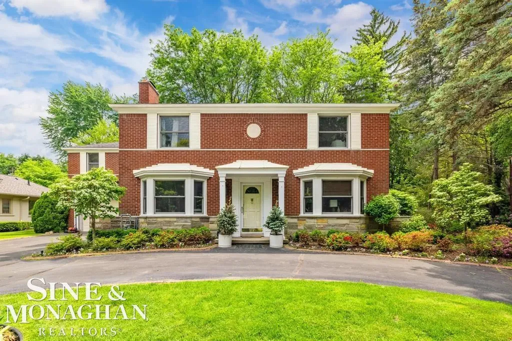 565 Lochmoor Boulevard Grosse Pointe Woods City MI 48236