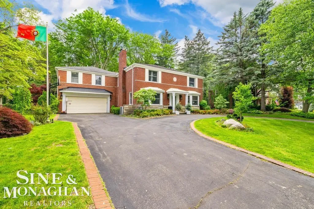 565 Lochmoor Boulevard Grosse Pointe Woods City MI 48236
