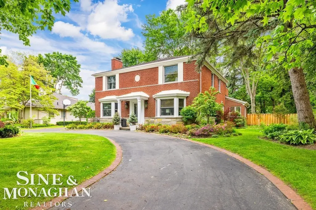 565 Lochmoor Boulevard Grosse Pointe Woods City MI 48236