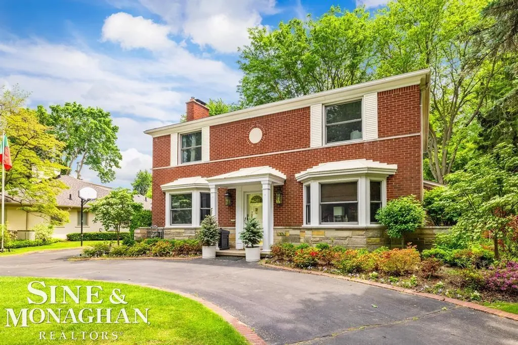 565 Lochmoor Boulevard Grosse Pointe Woods City MI 48236