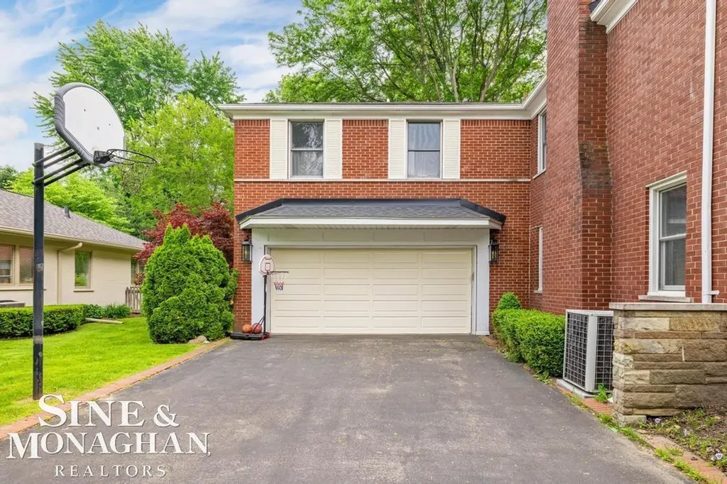 565 Lochmoor Boulevard Grosse Pointe Woods City MI 48236