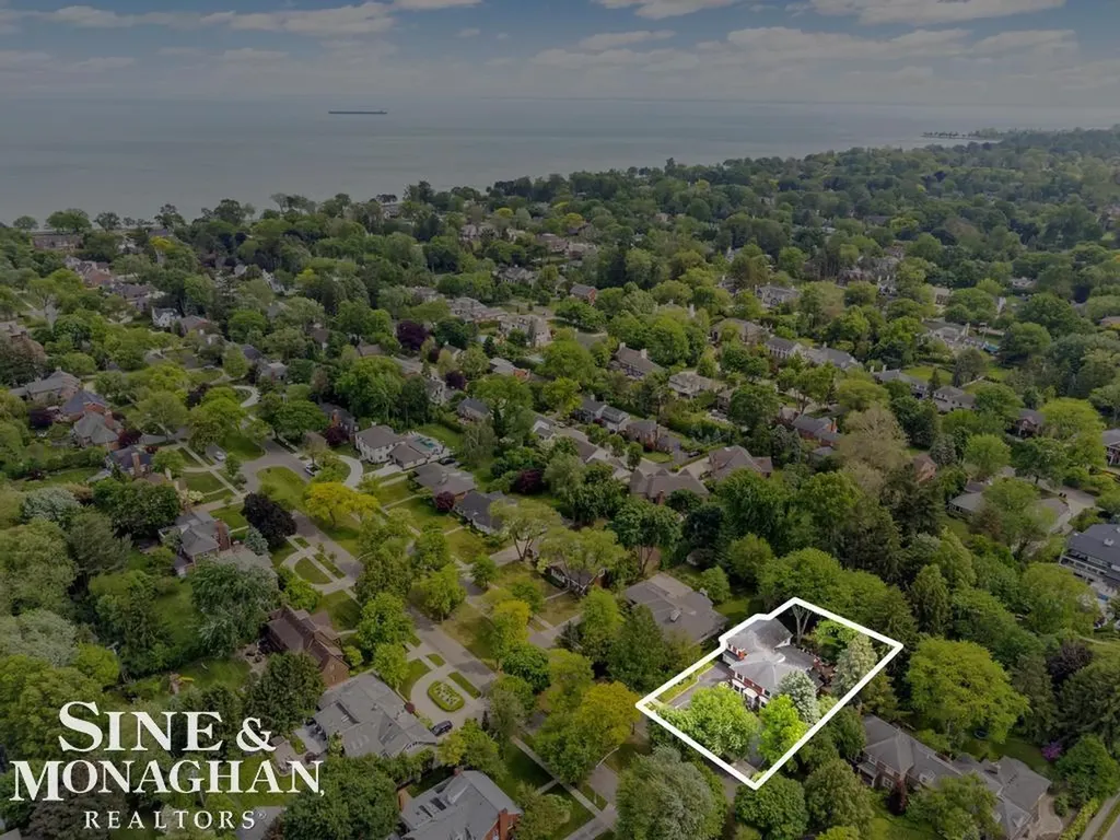 565 Lochmoor Boulevard Grosse Pointe Woods City MI 48236