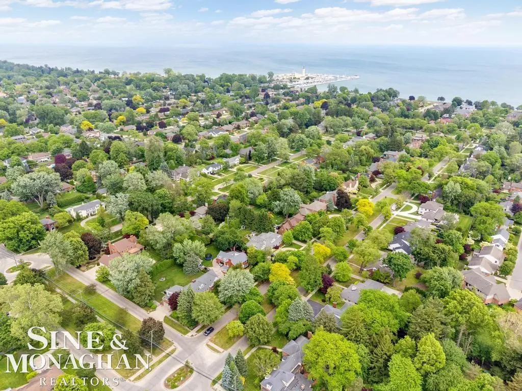 565 Lochmoor Boulevard Grosse Pointe Woods City MI 48236
