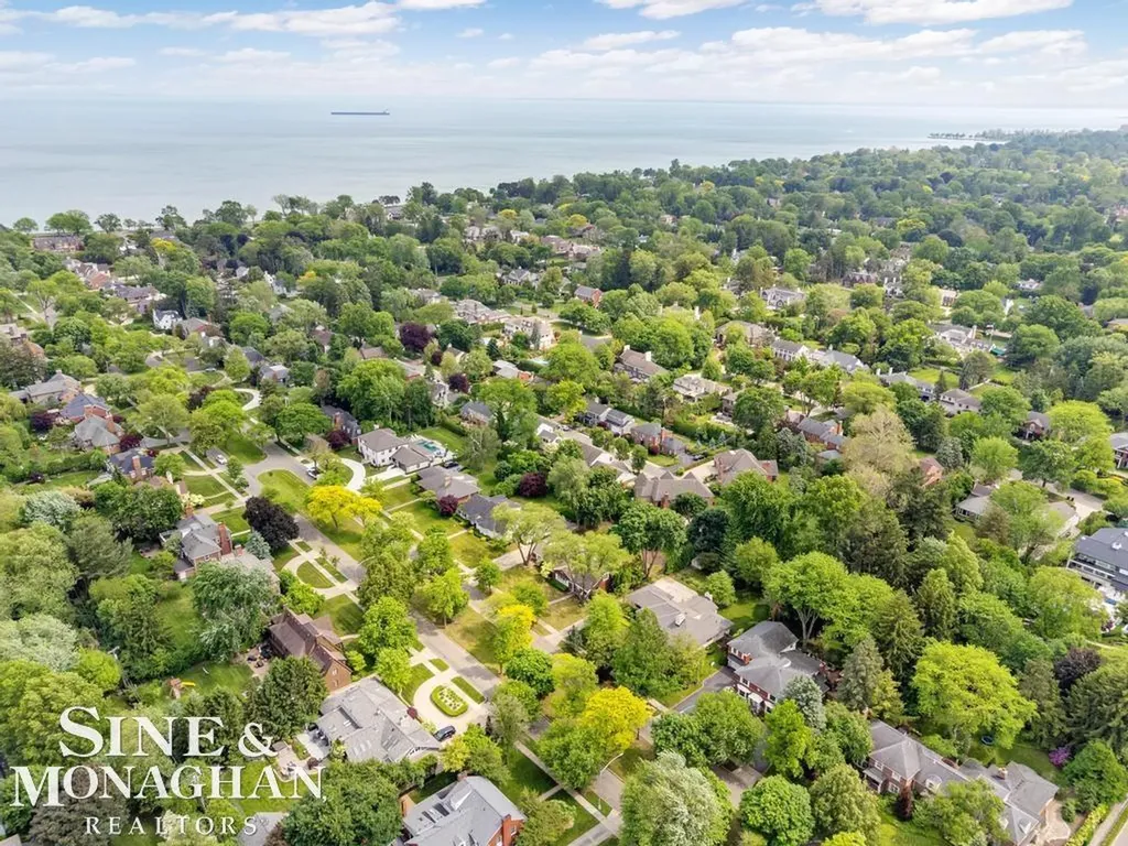 565 Lochmoor Boulevard Grosse Pointe Woods City MI 48236
